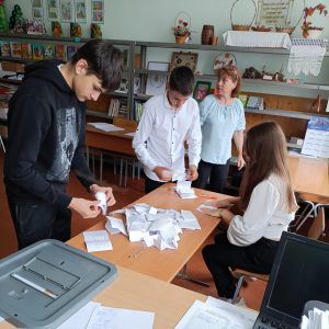 În incinta gimnaziului Todireşti a avut loc alegerile preşedintelui în Consiliul local al Elevilor